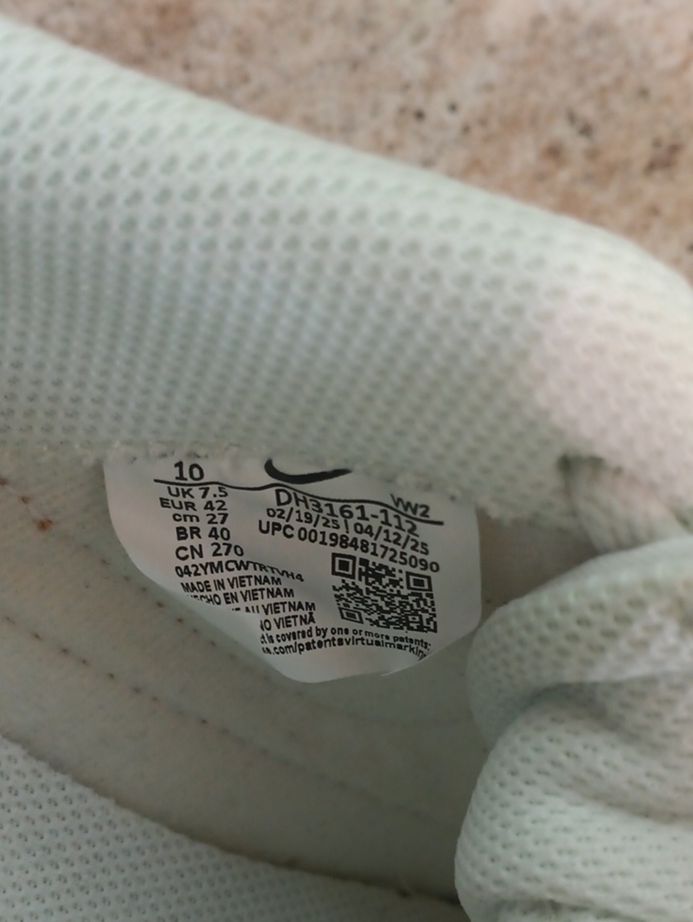 Nike Women’s Low-Top Sneakers - Picture 6 of 7